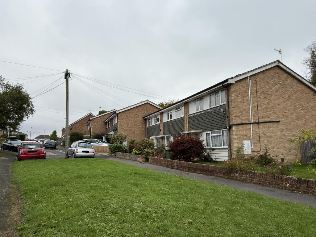 Lot: 89 - HOUSE IN NEED OF IMPROVEMENT - Street View of House in Need of Improvement